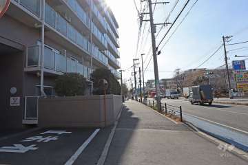敷地北西側の前面道路（北東側から）