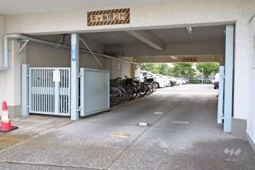 敷地内駐車場（屋外平面式）と駐輪場