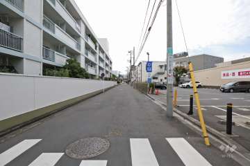 敷地西側の前面道路