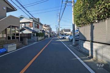 敷地南西側の前面通路(北西側から)