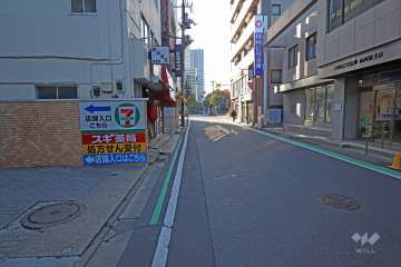 敷地北側の前面道路（東側から）