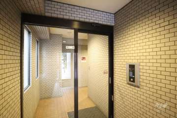 エントランスはオートロック付きです。　