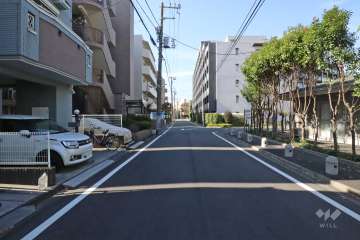 敷地北側の前面道路(東側から)
