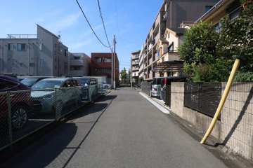 敷地南側の前面道路（東側から）