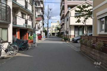 敷地東側の前面道路(南側から)