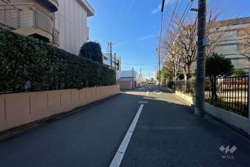 敷地南側の前面道路（東側から）