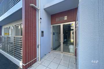 エントランスはオートロック付きです。