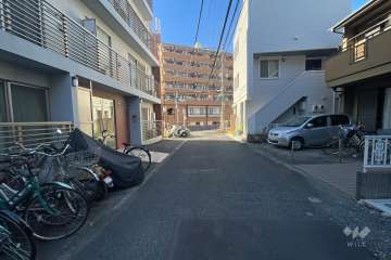 敷地北側の前面道路（東側から）