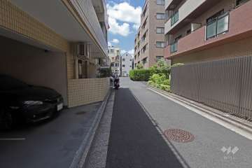 敷地北側の前面道路（東側から）