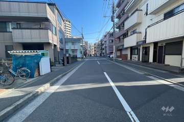敷地南東側の前面道路（南西側から）