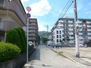 周辺はマンションが多く立ち並ぶ高台の住宅地です。