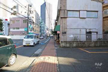 敷地北東側の前面道路（北西側から）