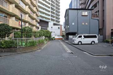 敷地南側の前面道路（西側から）