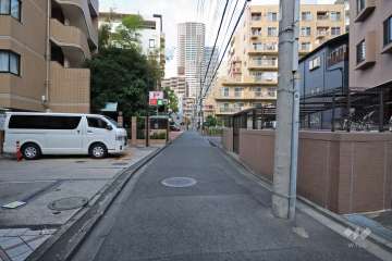 敷地西側の前面道路（南側から）