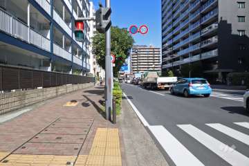 敷地東側の前面道路（南側から）