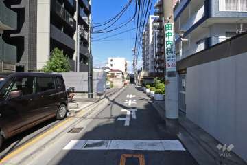 敷地西側の前面道路（南側から）