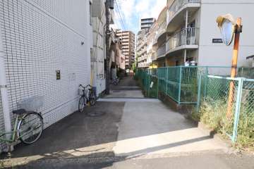 敷地北側の前面道路