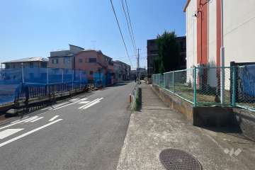 敷地の東側前面道路（北側から）