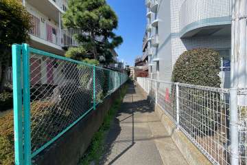 敷地の北側前面通路（東側から）