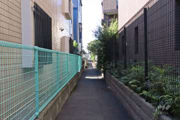 敷地北側の通路（東側から）