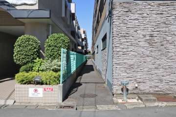 敷地東側の通路（南側から）