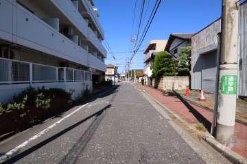 敷地東側の前面道路(南側から)