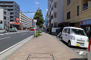 敷地西側の前面道路