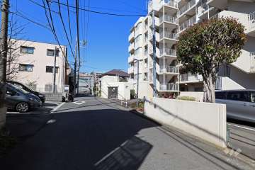 敷地西側の前面道路（南側から）