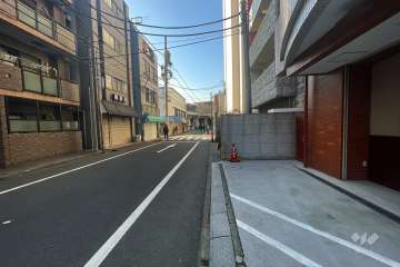 敷地東側の前面道路（北側から）