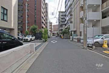 敷地南側の前面道路(西側から)