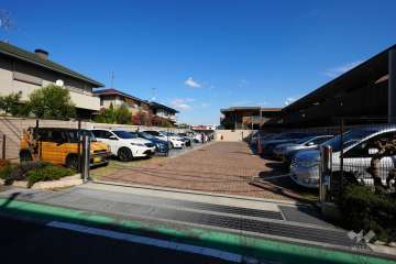 北側の駐車場の出入口（ロボットゲート付き）