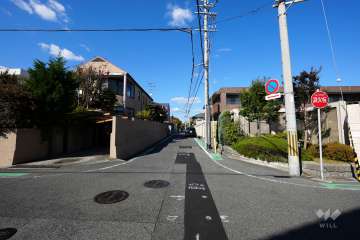敷地西側の前面道路