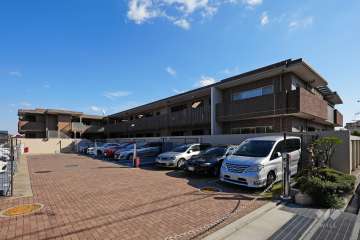 レジデンスコート夙川城山の外観（北西側から）