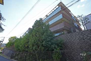 レジデンスコート夙川城山の外観（北東側から）