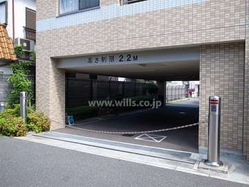駐車場の入口にはロボットゲートが設置されています。