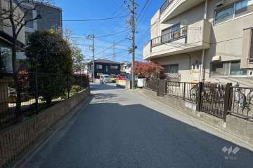 敷地南東側の前面道路（北東側から）