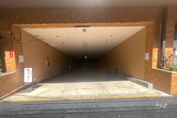 敷地内地下駐車場の入口