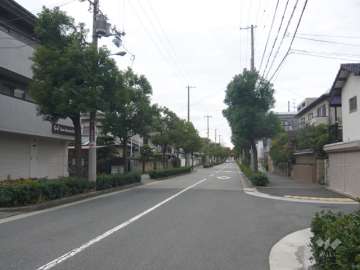周辺は区画の整った街並みです