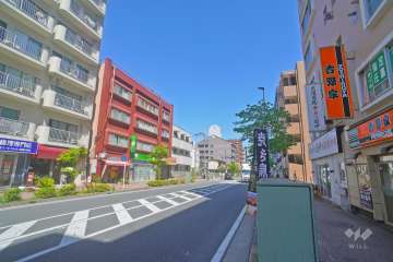 敷地北側の前面道路は南部沿線道路です（西側から）。