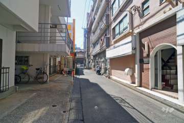 敷地南側の前面道路（東側から）