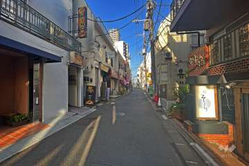 敷地南側の前面道路（東側から）