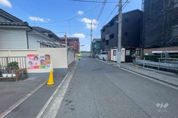 敷地南側の前面道路（西側から）