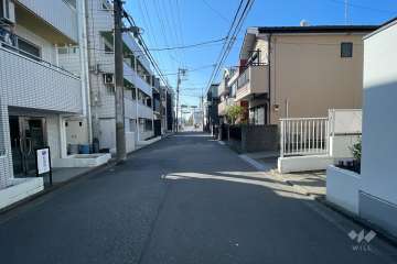 敷地東側の前面道路（北側から）