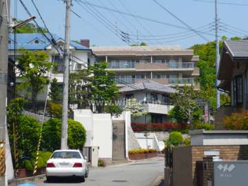 アズ・バールソシエの外観（南側から）