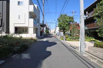 敷地西側の前面道路(南側から)