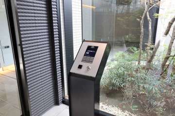 エントランスはオートロック付きです。