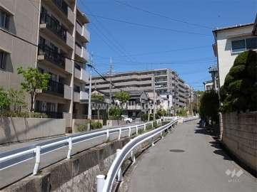 敷地の東側には架久出川が流れています。