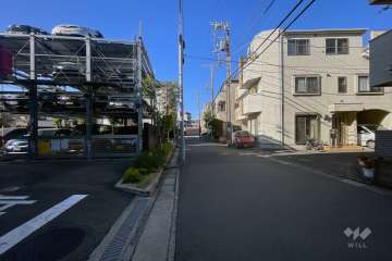 敷地の南側前面道路（西側から）