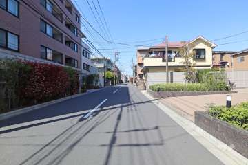 敷地東側の前面道路（北側から）