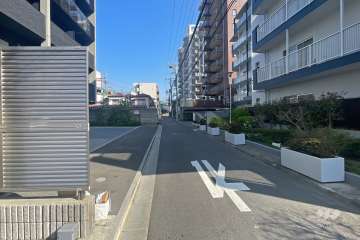 敷地東側の前面道路（南側から）